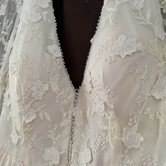 Brand New Dreamers and Lovers "Yaya" Lace & Silk Wedding Dress - Picture 4 of 11